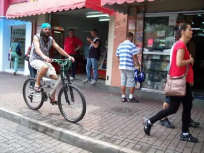 bicicleta-pode-andar-na-calçada